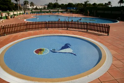 Camping Playa de Mazarrón  - Kinderbecken am Pool vom Campingplatz mit Liegestühlen in der Sonne