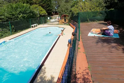 Camping Playa deTaurán - Gäste im Pool auf dem Campingplatz
