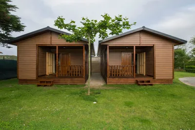 Camping Playa Penarronda - Chalet mit Veranda im Grünen auf dem Campingplatz