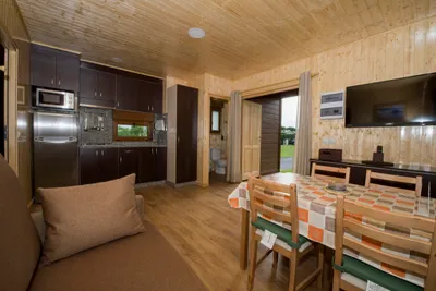 Camping Playa Penarronda - Innenansicht des Chalet mit WC und Kochnische