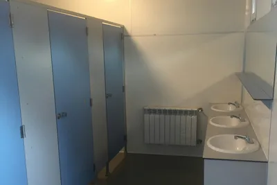 Camping Pod Lasem  -  Sanitärbereich vom Campingplatz mit Toilettenkabinen, Waschbecken und Spiegel