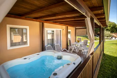 Camping Polari  - Mobilheim mit Terrasse und privatem Whirlpool auf dem Campingplatz