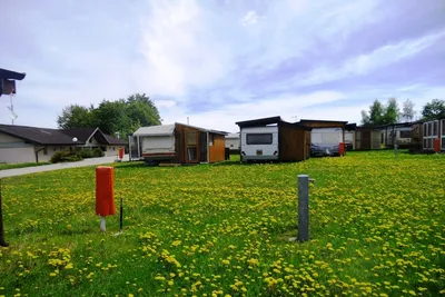 Camping Polsa - Wohnwagen- und Zeltstellplatz auf grüner Wiese auf dem Campingplatz