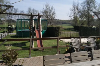 Camping Pont de Deulin - Kinderspielplatz mit Rutsche und Trampolin