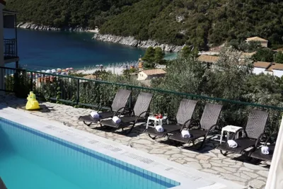 Camping Póros Beach  -  Pool vom Campingplatz mit Blick auf den Strand