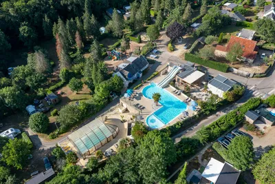 Camping Sandaya Port Manech  - Luftaufnahme des Campingplatzes mit Freibad