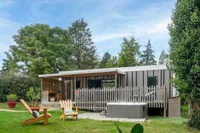 Camping Sandaya Port Manech  Camping Le Saint Nicolas - Außenansicht Mobilheim mit Whirlpool