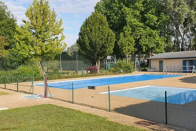 Camping Port Ste. Marie - Blick auf die Pools im Freien auf dem Campingplatz