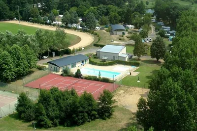 Camping Port Ste. Marie - Blick auf den Campingplatz mit Sportplatz
