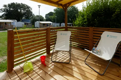 Camping Poulmic  - Mobilheim mit Terrasse auf dem Campingplatz