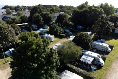 Camping Poulmic - Standplätze zwischen den Bäumen auf dem Campingplatz