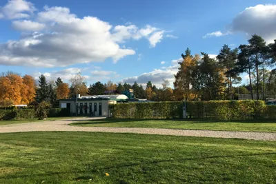 Camping Praha Klánovice - Wohnwagenstellplätze und Sanitärgebäude vom Campingplatz