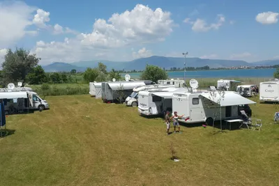 Camping Rino - Wohnmobile auf der Stellwiese mit dem See im Hintergrund