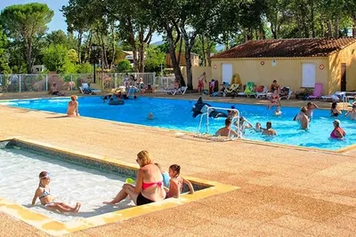 Camping Provençal  -  Camper im Poolbereich vom Campingplatz mit Kinderbecken