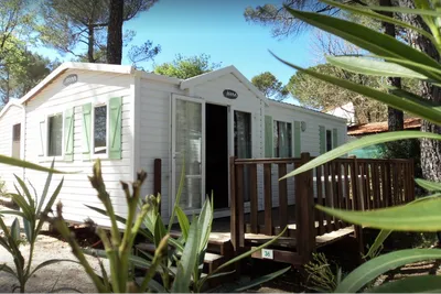 Camping Provençal  -  Mobilheim vom Campingplatz mit Veranda im Grünen