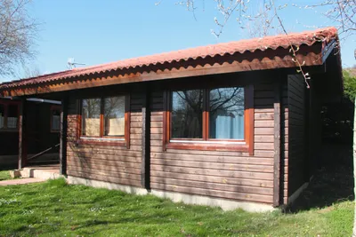 Camping Puerta de la Demanda - Holz Bungalow mit überdachter Terrasse