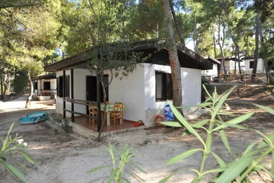 Camping Punta Lunga - Bungalows mit überdachten Terrassen im Grünen