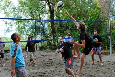 Camping Quai - Camper spielen Beachvolleyball auf dem Campingplatz