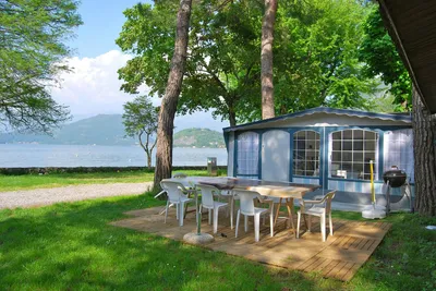 Camping Quai - Wohnwagen mit Vorzelt auf dem Campingplatz mit dem Iseosee im Hintergrund