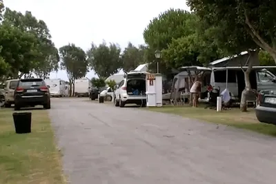 Camping Rio Jara  - Wohnwagenstellplatz und Wohnmobilstellplatz vom Campingplatz zwischen Bäumen