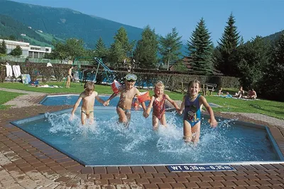 Camping Ramsbacher - Kinder spielen am Pool in der Sonne