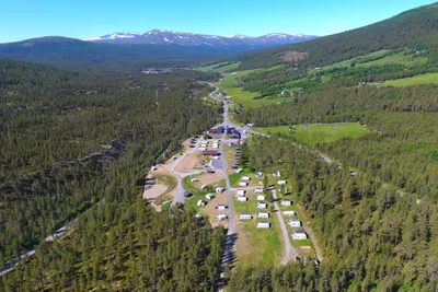 Camping Randsverk  - Luftaufnahme des Campingplatzes umgeben von Wald