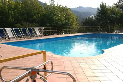 Camping Rapallo - Pool mit Liegestühlen auf dem Campingplatz 