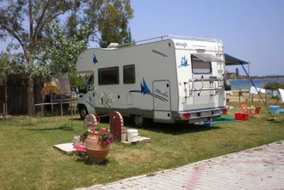 Camping Rea  -  Wohnmobil auf dem Stellplatz vom Campingplatz mit direktem Zugang zum Strand am Mittelmeer