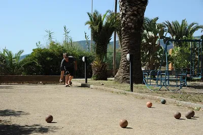 Camping Reale - Boulefeld mit spielendem Camper