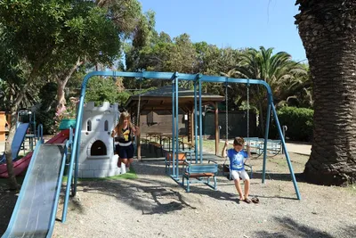Camping Reale - Spielplatz mit Schaukeln und Rutschen