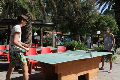Camping Reale - Tischtennisplatte auf dem Campingplatz mit spielenden Campern
