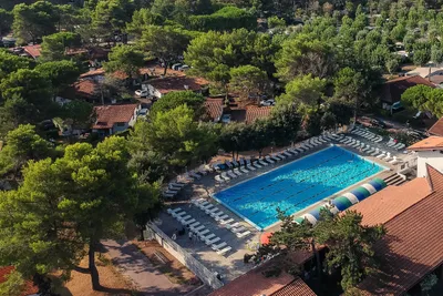 Camping Residence Punta Spin - Luftaufnahme auf den Campingplatz und den Swimmingpool