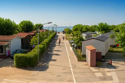 Camping Resort Els Pins  - Gehweg auf dem Campingplatz entlang Mobilheime zum Mittelmeer