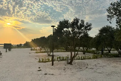 Camping Resort Šibenik - Blick auf die Standplätze bei Sonnenuntergang