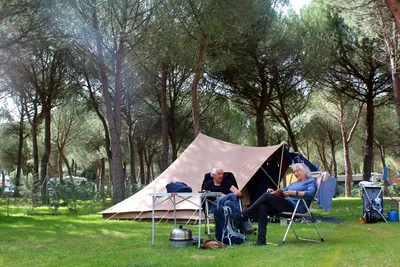 Camping Riberduero - Gäste beim Entspannen auf ihrem Stellplatz