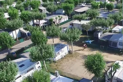 Camping Riembau  -  Luftaufnahme vom Stellplatz auf dem Campingplatz