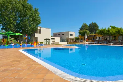 Camping Riu -  Pool mit Liegestühlen und Sonnenschirmen auf dem Campingplatz 