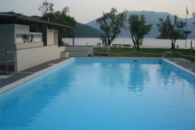 Camping Riva di San Pietro - Swimmingpool mit dem Iseosee im Hintergrund