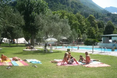 Camping Riva di San Pietro - Camper entspannen auf der Liegewiese beim Swimmingpool
