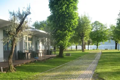 Camping Riva di San Pietro - Strasse auf dem Campingplatz mit Bungalows an der Seite