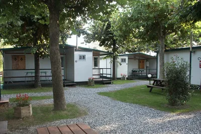 Camping River - Bungalows mit überdachten Terrassen an einem Weg
