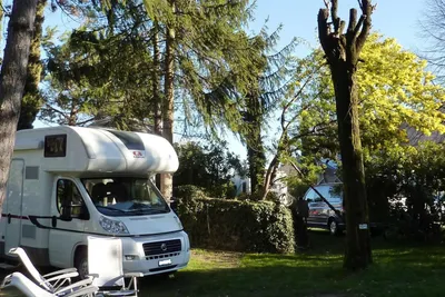 Camping Riviera - Wohnmobil auf einem Stellplatz des Campingplatzes