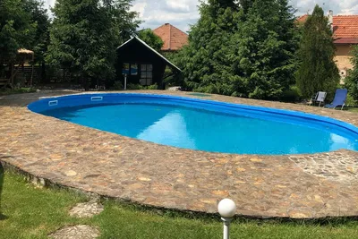 Camping Robinson Country Club - Pool mit Liegestühlen  auf dem Campingplatz