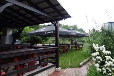 Camping Robinson Country Club - Biergarten  auf der Wiese auf dem Campingplatz