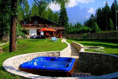 Camping Rocchetta  - Whirlpool und Liegewiese auf dem Campingplatz, Hauptgebäude im Hintergrund