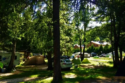 Camping Rocchetta  -  Zeltplatz vom Campingplatz im Schatten von Bäumen