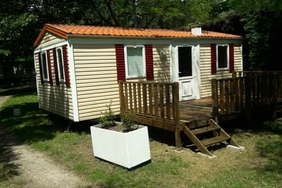 Camping Rochecondrie Loisirs -  Mobilheim im Grünen auf dem Campingplatz