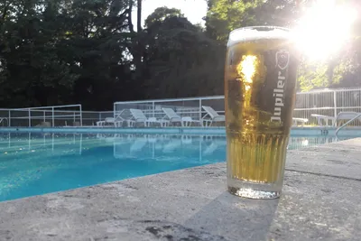 Camping Rochecondrie Loisirs - Campingplatzanlage mit Pool und Liegestühlen