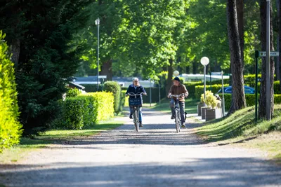 Camping Roland - Camper fahren Fahrrad auf dem Campingplatz