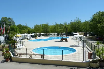 Camping Romagna - Pool mit Liegestühlen und Sonnenschirmen auf dem Campingplatz